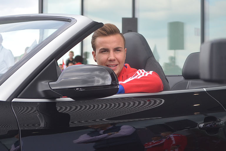 Mario Götze und seine Kameraden vom FC Bayern München haben sich ihre neuen Dienstautos von Audi abgeholt.