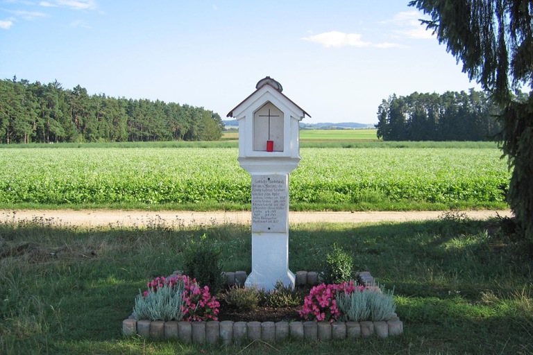 Nur ein Marterl erinnert heute noch an das schreckliche Verbrechen aus dem Jahr 1922. Der Mörder wurde nie gefunden. Foto: Landratsamt Neuburg-Schrobenhausen; Alfred Raths