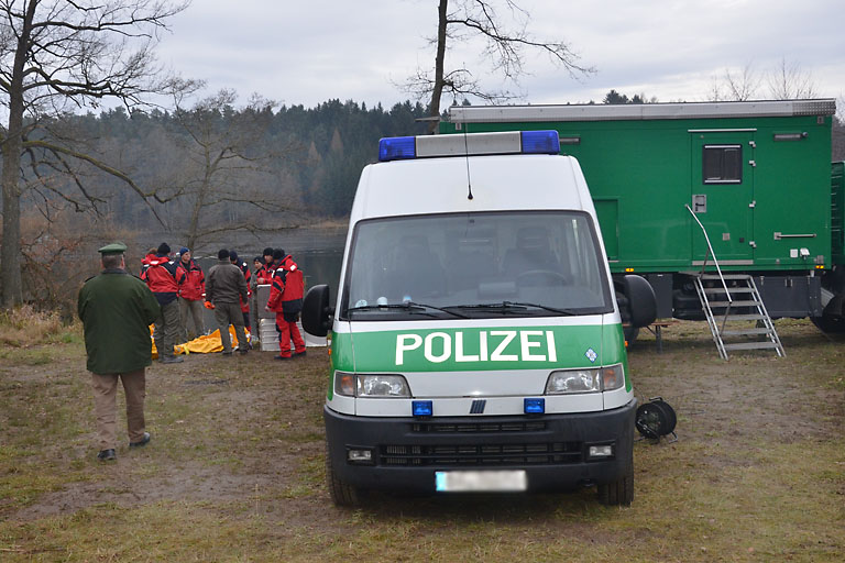 Tage nach dem Unfall wurde die Leiche des vermissten 33-Jährigen aus dem Weiher geborgen. Das Boot wurde sichergestellt und von Gutachtern untersucht.