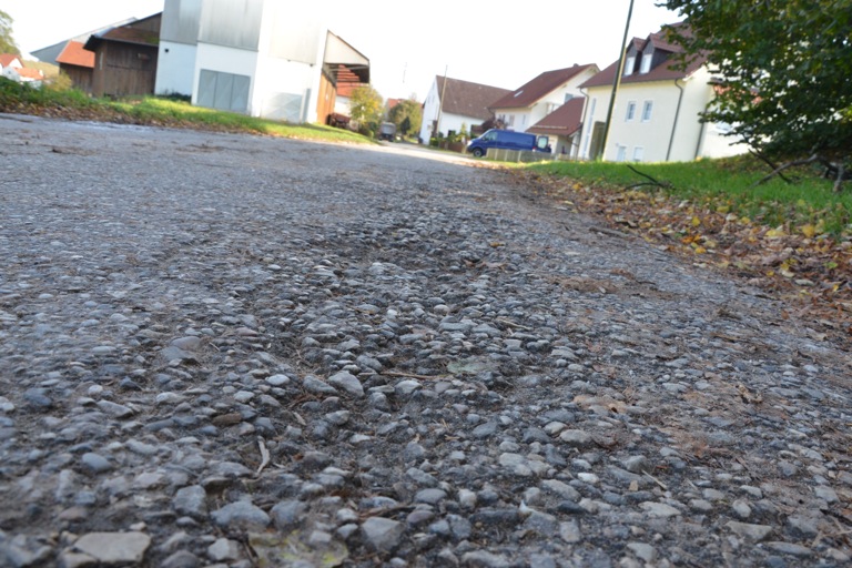 Beim Ausbau von Straßen sind die Gemeinden nach Meinung des Landratsamts verpflichtet, die anliegenden Grundstücks-Eigentümer zur Kasse zu bitten.