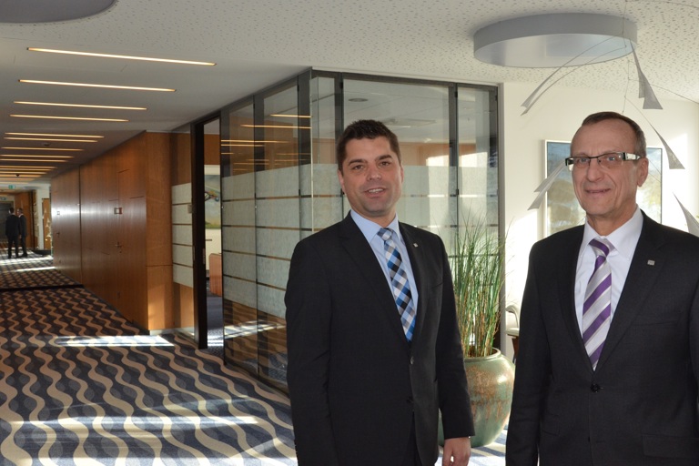 Zufrieden mit dem vergangenen Geschäftsjahr: Die Vorstandsmitglieder der Hallertauer Volksbank, Andreas Streb (links) und Walter Zillner. Foto: Zell