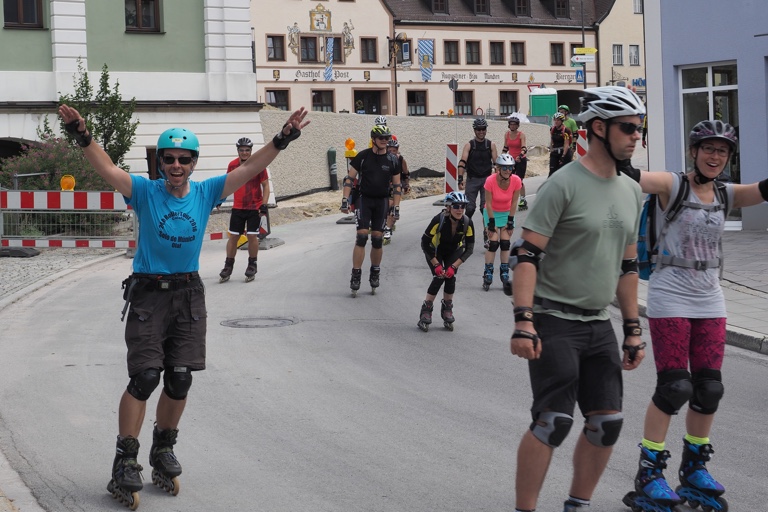 Traditionell legte die Hallertauer Inline-Tour ihre Mittagspause wieder am Wolnzacher Volksfest ein – die Vorfreude auf eine kühle Radlermaß steht hier manchem Skater schon ins Gesicht geschrieben. Fotos: Inderwies