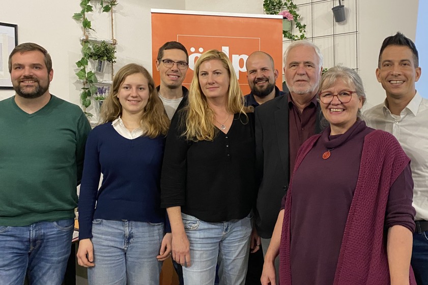 Von links: Richard Fischer (Listenplatz 5), Salome Lönner (9), Andreas Fröhlingsdorf (7), Nicole Deckert (6), Manuel Bayerlein (2), Reinhard Haiplik (1), Judith Neumair (8) und Stefan Skoruppa (4). Ebenfalls zur ersten Zehner-Riege gehören – nicht auf dem Bild – Anna Wolf (2) und Franz Sendtner (10). Foto: ÖDP