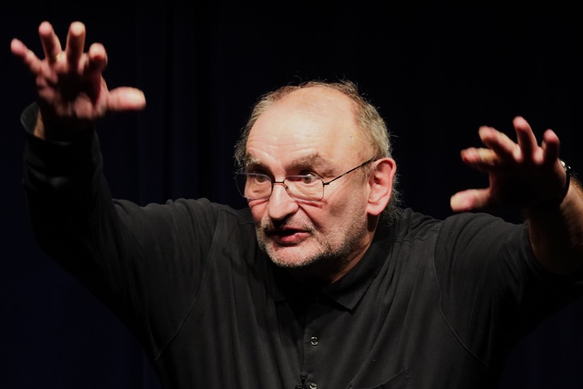 Sigi Zimmerschied präsentiert sein neues Programm. Fotos: Oliver Hochkeppel, Jens Rohrer, Bert Heinzlmeier, Ulli Scharrer