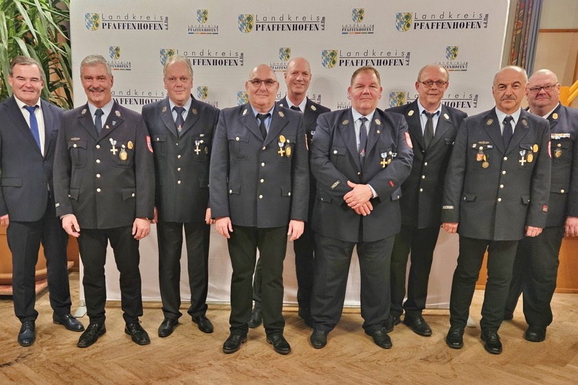 Die für 40 Jahre im aktiven Dienst geehrten und bei der Veranstaltung persönlich anwesenden Feuerwehrleute mit Landrat Albert Gürtner (links) und Kreisbrandrat Christian Nitschke (rechts). Fotos: Wohlsperger