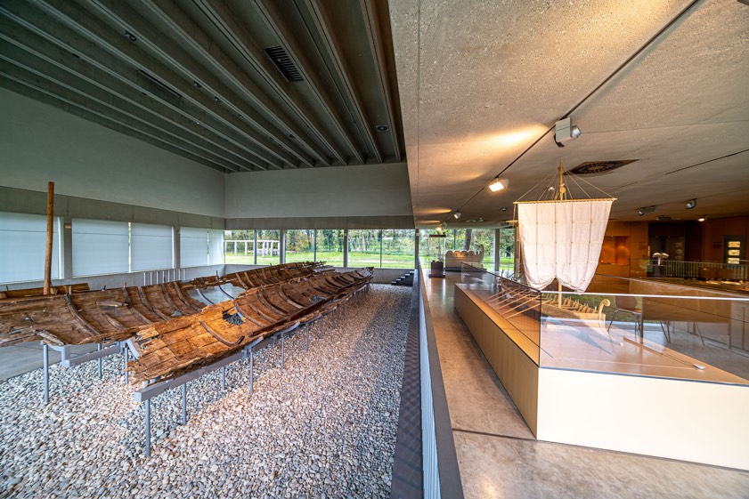 Die römischen Boots-Wracks von Oberstimm im Kelten-Römer-Museum. Foto: Erich Reisinger; Grafik unten: Kelten-Römer-Museum