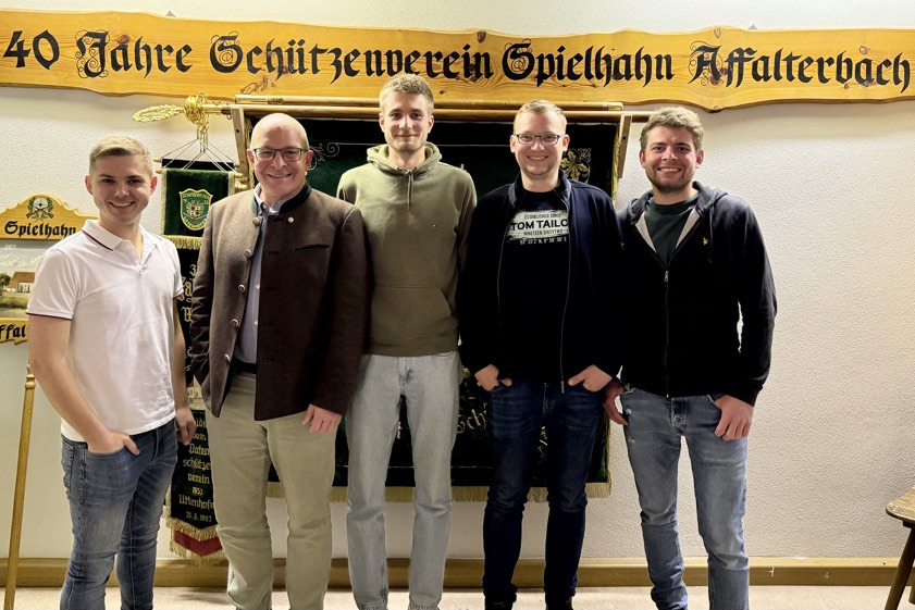 Fabian Kaindl (von links), Erster Schützenmeister des SV "Spielhahn" Affalterbach begrüßte die neuen Mitglieder: Wolfgang Inderwies (Mitglieds-Nummer 100), Christian Fuchs (101), Tobias Groß (102) und Daniel Pfeiffenberger (104). Auf dem Bild fehlt Florian Morber (103).