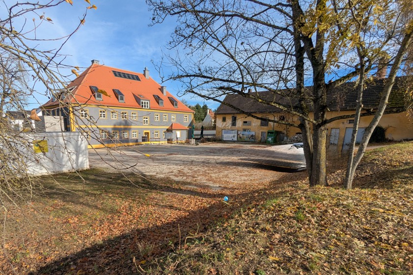 Die Gemeinde Pörnbach gestaltet die Außen-Anlagen rund um den ehemaligen Gasthof "Zur Post" neu. Foto: Gemeinde Pörnbach