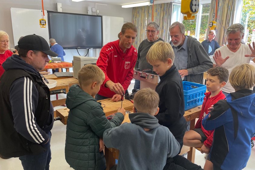 Beim Reparatur-Treff im Oktober waren die "Waldkicker", die E-Jugend-Fußballer des TSV Wolnzach, zu Besuch. Fotos: AWO