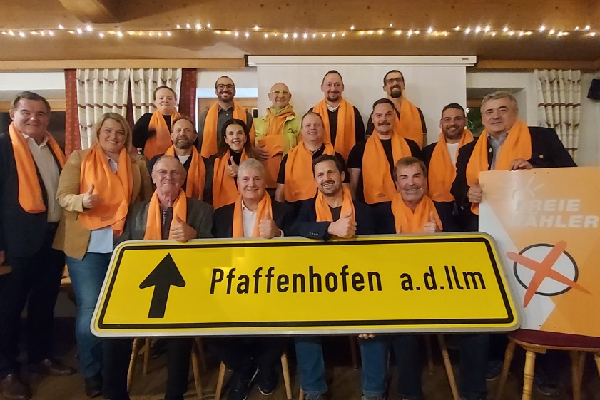 Einige der FW-Kandidaten für den Stadtrat um Bürgermeister-Kandidat und Listenführer Peter Heinzlmair (vorne, Zweiter von links) mit Landrat Albert Gürtner (links). Foto: oh