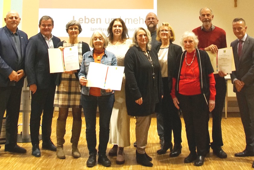Von links: Bürgermeister Andreas Meyer (Bürgermeister von Münchsmünster), Landrat Albert Gürtner, Edeltraud Jornitz-Foth (Leiterin der Initiative "Stark in der Sprache, stark in Teilhabe"), Marianne Strobl (Vorsitzende des Bürgermarkt-Vereins Wolnzach) Monika Stocker-Dietenhofer (Vize-Vorsitzende des Bürgermarkt-Vereins Wolnzach), Angelika Böhner (Schatzmeisterin des Bürgermarkt-Vereins Wolnzach), Werner Hammerschmid (Dritter Bürgermeister von Wolnzach), Marion Plazotta (Laden-Leiterin des Bürgermarkt-Vereins Wolnzach), Annemarie Föderl (Bürgermarkt-Verein Wolnzach), Preisträger Konrad Mayer, Landtags-Abgeordneter Karl Straub (Integrations-Beauftragter der bayerischen Staatsregierung). Fotos: Höckmeier
