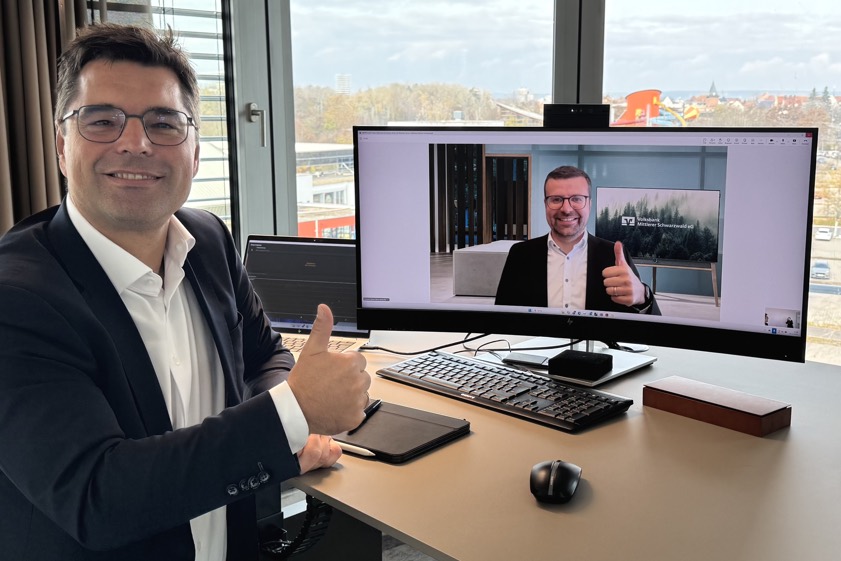 Andreas Streb (links), Vorstands-Vorsitzende der Volksbank-Raiffeisenbank Bayern-Mitte, im Online-Austausch bezüglich der "MiCAR"-Lizenz mit Sebastian Steiner, Marketing- und Vertriebs-Leiter der Volksbank Mittlerer Schwarzwald. Foto: oh
