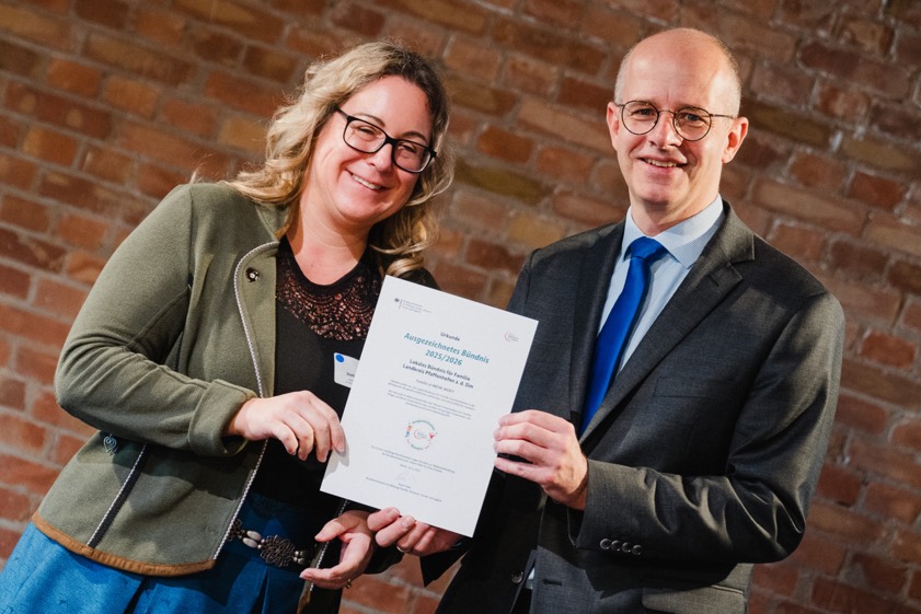 Bündnis-Koordinatorin Stefanie Müller nahm die Urkunde aus den Händen des Parlamentarischen Staatssekretärs Michael Brand entgegen. Foto: Sylvia Nogayski