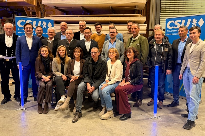 Ein Großteil der CSU-Bewerber um Frontmann und Bürgermeister-Kandidat Markus Hartmann (vordere Reihe) sowie den Bundestags-Abgeordneten Christian Moser (Zweiter von links). Foto: oh