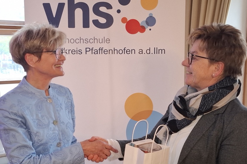 Rosemarie Dauer (links) wurde von VHS-Chefin Alice Köstler-Hösl geehrt. Fotos: Bayerlein