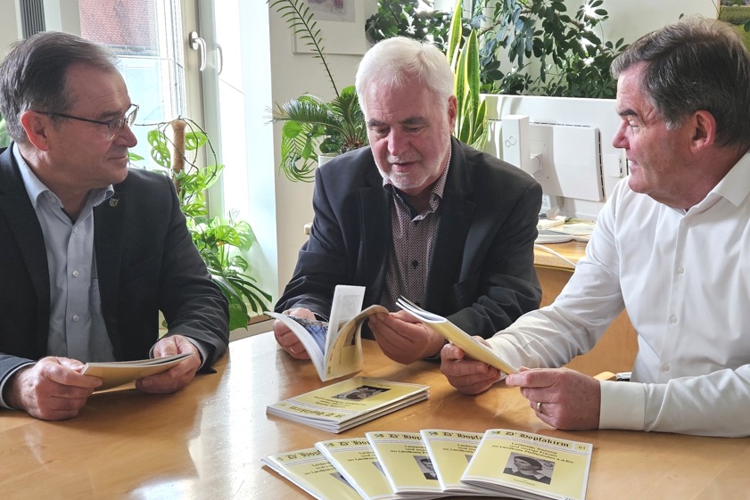 Vize-Landrat Karl Huber (von links) Reinhard Haiplik und Landrat Albert Gürtner bei der Vorstellung der neuen "Hopfakirm". Foto: Wohlsperger
