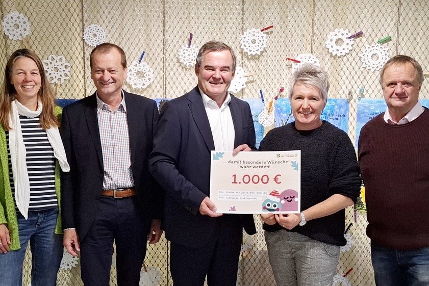 Schul-Leiterin Martina Drexler, Franz Schreyer (Geschäftsführer des Vereins "Hilfe für das behindert Kind"), Landrat Albert Gürtner, Elternbeirats-Vorsitzende Dominique Buchholz und Anton Steinberger (Vorsitzender des Vereins "Hilfe für das behindert Kind"). Foto: Angela Rottler