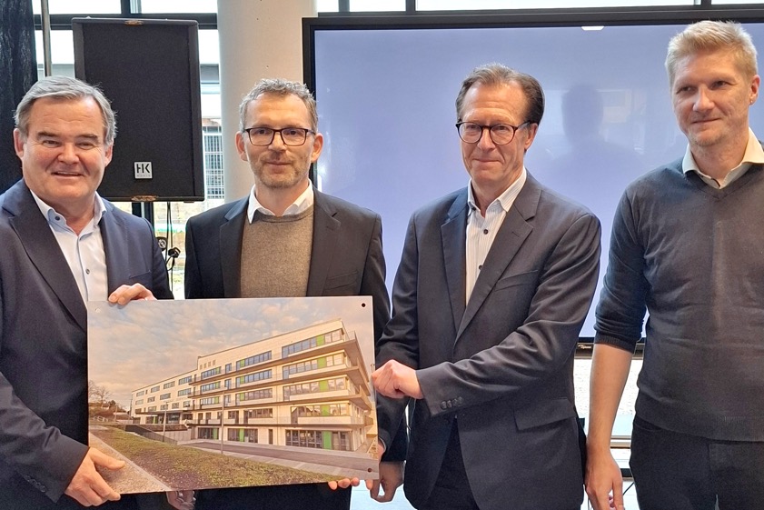 Anstatt eines symbolischen Schlüssels überreichten Architekt Stefan Hopfensperger (Zweiter von links) und Klaus Baumgartl (rechts) von "Delta Immotec" ein Bild des neuen Schul-Gebäudes an Landrat Albert Gürtner (links) und Landkreis-Kämmerer Walter Reisinger. Fotos: Rottler