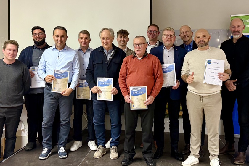 Von links: Silas Kempf vom Bezirks-Schiedsrichter-Ausschuss, Mustafa Altin (Türk-SV Ingolstadt), Tekin Sahin (Türk-SV Pfaffenhofen), Peter Schmidbauer (FC Geisenfeld), Max Seemüller (Ball-Club Uttenhofen), stellvertretender Schiri-Obmann Fabian Anders, Georg Frauenholz (HSV Rottenegg), Danny Docter (Mitglied des Schiri-Gruppen-Ausschusses), Olaf Sorof (Ball-Club Uttenhofen), Schiri-Obmann Michael Seidl, Mustafa Köroglu (Türk-SV Pfaffenhofen) und Andreas Kasenow (FC Ingolstadt 04). Foto: oh