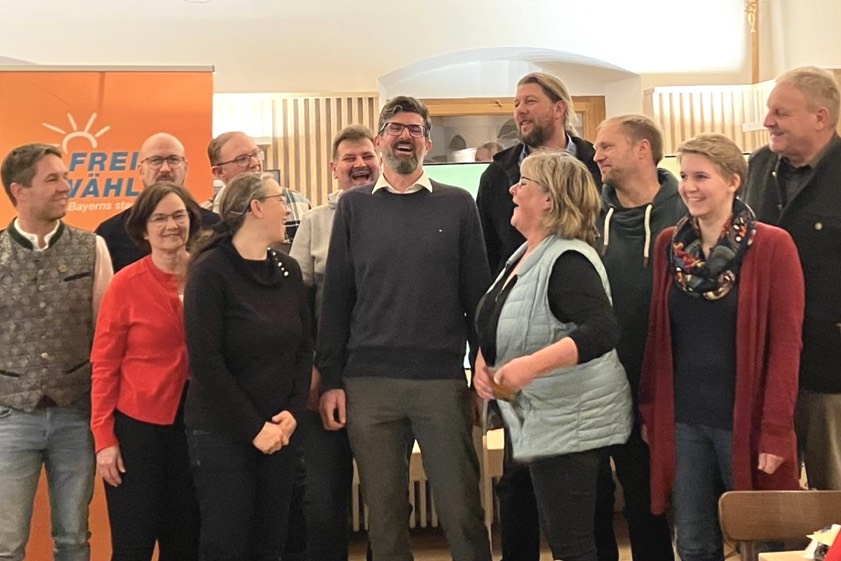 Ein Großteil der FW-Gemeinderats-Kandidaten um Listenführer und Bürgermeister-Kandidat Andreas Mahl. Fotos: oh, Grafik: FW