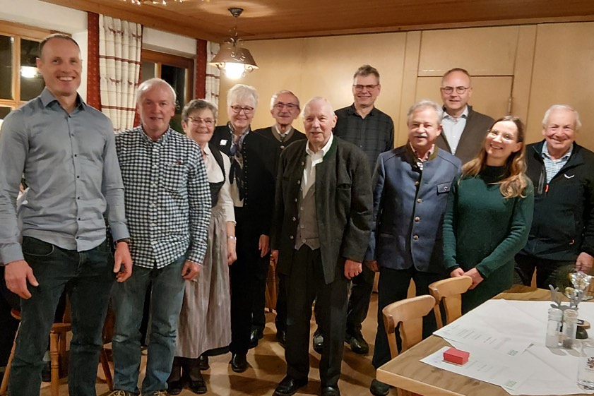 Von links: Markus Friedrich (Zweiter Vorsitzender), Rainer Strathmann, Ingeborg Eichhorn, Hildegard Wagner, Robert Jantsch, Heinz Eichhorn, Wolfgang Schmeilzl, Klaus Hettwer, Roland Bergmeier (Dritter Vorsitzender), Karola Mayer (Erste Vorsitzende) und Jakob Kraft. Foto: oh