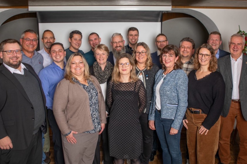 Ein Großteil der Gemeinderats-Kandidaten mit Altbürgermeister Reinhard Heinrich (rechts) und Andreas Aichele (Zweiter von rechts), dem Landrats-Kandidaten der CSU. Foto: oh