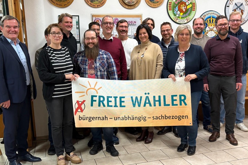Ein Großteil der Gemeinderats-Kandidaten mit Landrat und Parteifreund Albert Gürtner (links). Foto: oh