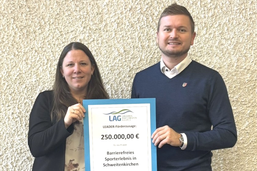 Bürgermeister Josef Heigenhauser und LAG-Managerin Tina Schuler bei der Übergabe der Zusage bezüglich der "Leader"-Förderung. Foto: Gemeinde Schweitenkirchen