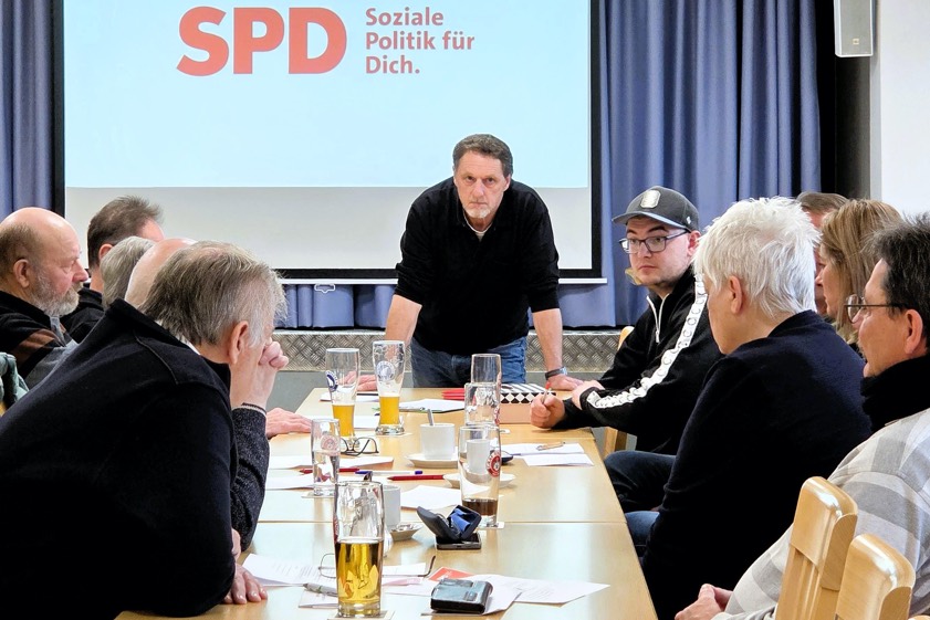 Norbert Ettenhuber (stehend) übernimmt Verantwortung bei der SPD. Foto: oh