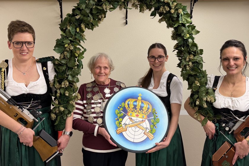 Von links: Die neue Dritte Königin Sabine Prechter, die neue Königin Ida Donaubauer, die scheidende Königin Isabella Daniel und die neue Vize-Königin Sandra Fritz. Fotos: ZSG Stegerbräu