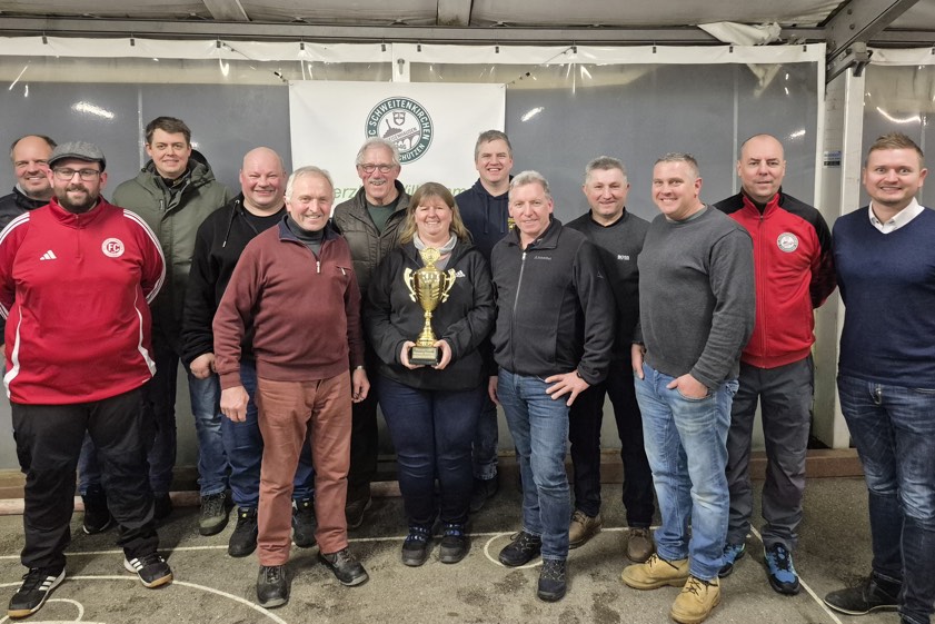 Sieger-Ehrung: Die Fußballer des FC Schweitenkirchen (von links), die Dürnzhausener und die Feuerwehrlehr aus Geisenhausen mit Stockschützen-Chef Roland Rühle und Bürgermeister Josef Heigenhauser. Foto: oh