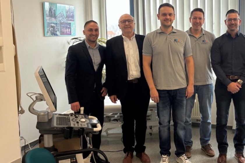 Von links: MVZ-Betriebs-Leiter Christoph Seika, der Kelheimer Landrat Martin Neumeyer, Pavel Bondarovich, Johannes Baumgartner und Ilmtalklinik-GmbH-Geschäftsführer Christian Degen. Foto: Ilmtalklinik-GmbH