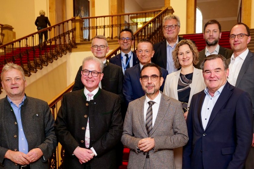 Die Landtags-Fraktions-Vorsitzenden Klaus Holetschek (vorne, Zweiter von rechts) und Florian Streibl (vorne, zweiter von links) informierten sich auf Einladung von Roland Weigert (vorne, links) im Landtag über den solidarischen Hochwasserschutz an der Paar. Mit dabei waren der Arge-Vorsitzende Landrat Albert Gürtner (vorne, rechts) und seine Stellvertreter sowie Landtags-Abgeordnete aus der Paar-Region. Foto: Freie-Wähler-Landtagsfraktion, Michael Murr