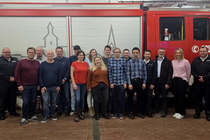Kreisbrandrat Christian Nitschke (von links), Dritter Kommandant Christian Neukäufer, Erster Kommandant Franz Amesreiter, Vize-Kommandant Martin Lang, Vize-Bürgermeister Thomas Rolnik, David Binzer, Vize-Vorsitzende Sonja Wiesender, Michaela Ruf, Julia Bader, Vincent Dost, Jakob Schwarz, Jonas Amesreiter, Stefan Irnhauser, Kreisbrandinspektor Roland Müller, Erster Bürgermeister Jürgen Haindl, Vereins-Vorsitzende Anna Amesreiter und Kreisbrandmeister Stefan Nitschke. Foto: Feuerwehr Hohenwart