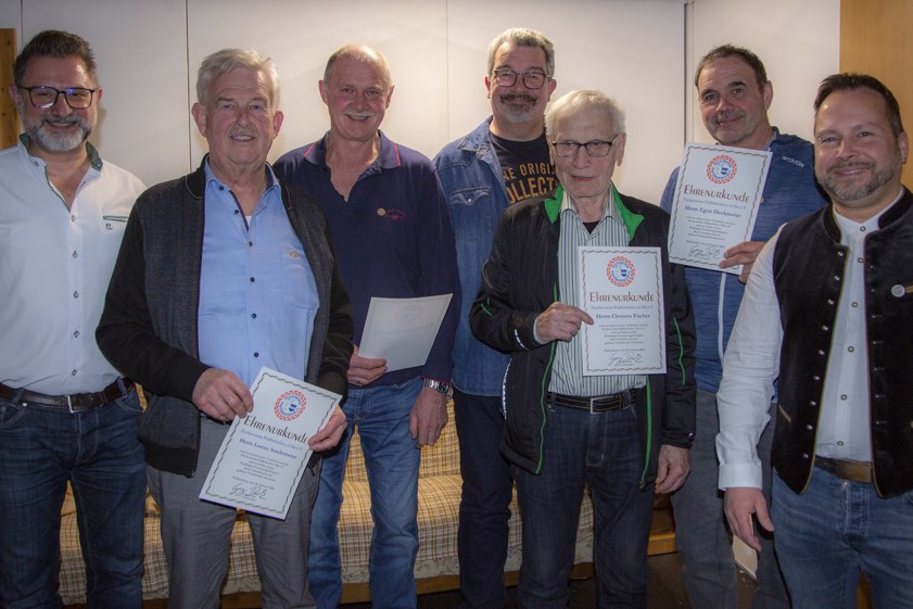 Vereins-Chef Georg Denk (rechts) und Vize Stephan Lux (links) ehrten für jeweils 40-jährige Mitgliedschaft Lorenz Sondermeier (von links), Siegfried Felsl, Michael Ruland, Clemens Fischer und Egon Heckmeier. Fotos: Lopez