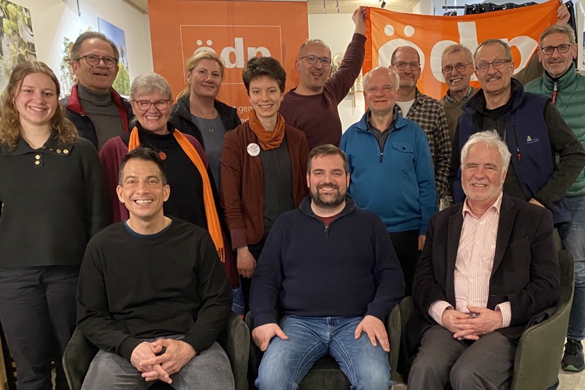 Sitzend, von links: Die wiedergewählten Mandatsträger Stefan Skoruppa (Kreistag Pfaffenhofen und Gemeinderat Jetzendorf), Richard Fischer (Stadtrat Pfaffenhofen) und Reinhard Haiplik (Kreistag und Stadtrat Pfaffenhofen). In der Reihe dahinter: Salome Lönner (Schriftführerin), Judith Neumair (Vorsitzende), Veronika Gmelch (Beisitzerin), Franz Sendtner (Beisitzer) und Sigi Ebner. Hinten: Ulrich Dierl (Vize-Vorsitzender), Nicole Deckert (Beisitzerin), Christian Amon (Beisitzer), Oliver Steger, Bernhard Ugele (Beisitzer) und Karl Galler (Kassenprüfer). Fotos: oh