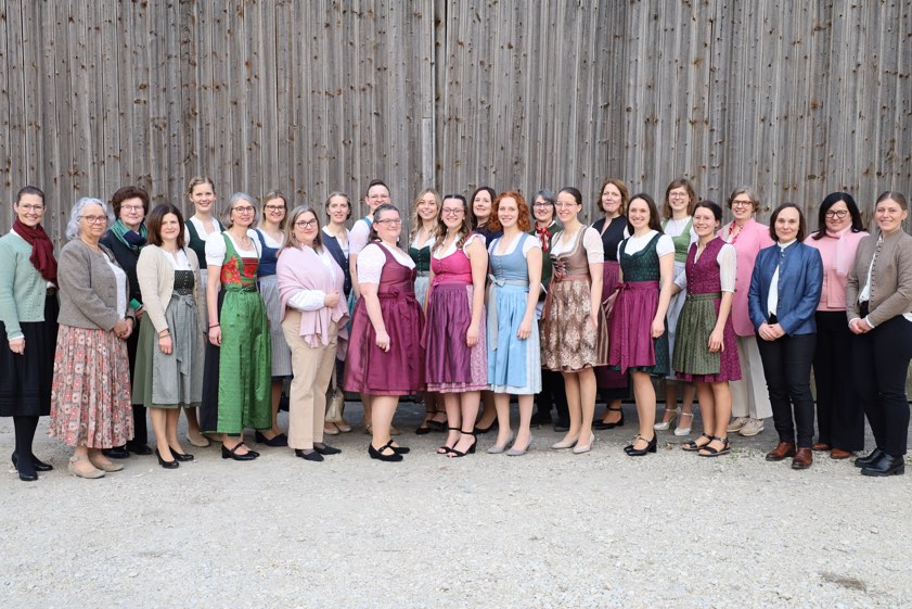 Fachlehrerin Rosa Öckl (von links), Fachlehrerin Magda Seitz, Fachlehrerin Stilla Hartmann, Fachlehrerin Iris Lautner Martina Briller aus Rohrbach, Franziska Semmler aus Kösching, Kathrin Feigl Kathrin aus Mindelstetten-Tettenagger, Gabriele Bolduan aus Ingolstadt-Knoglersfreude, Anja Schwab aus Ingolstadt-Haunwöhr, Michaela Zech aus Ingolstadt- Mühlhausen, Julia Martin aus Egweil, Sabrina Ostermeier aus Wolnzach, Marlena Hollinger aus Nassenfels, Kathrin Schiechl aus Ingolstadt-Gerolfing, Lena Leidl aus Ehekirchen-Seiboldsdorf, Elke Stasker aus Abensberg, Marie Krämer aus Neuburg an der Donau, Barbara Reichert aus Pollenfeld, Veronika Osiander aus Eichstätt-Wasserzell, Kaja Strobel aus Kösching, Theresa Bittlmayer aus Kinding-Enkering, Schul-Leiterin Andrea Kellermann, Ines Mayer vom AELF Ingolstadt-Pfaffenhofen, Fachlehrerin Sabine Biberger und Semester-Leiterin Theresa Branner. Foto: AELF Ingolstadt-Pfaffenhofen