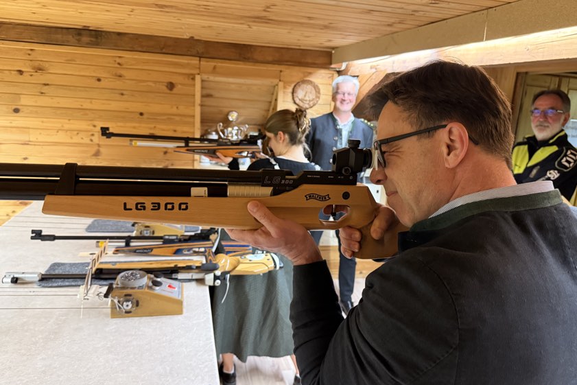 Martin Rohrmann, der Vorsitzende des Sport-Gremiums von Pfaffenhofen, bewies beim symbolischen Eröffnungs-Schießen eine ruhige Hand.