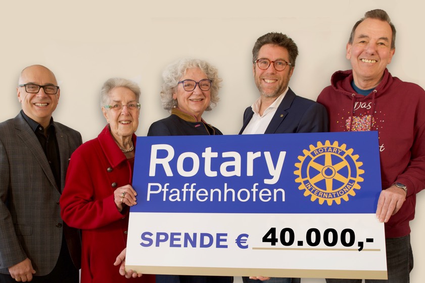 Von links: Rainer B. Nowak (Rotary-Club), Helga Inderwies (Ehrenvorsitzende der Alzheimer-Gesellschaft), Barbara Bardong (Vorsitzende der Alzheimer-Gesellschaft), Christian Leitner (Rotary-Präsident), Richard Zeitler (Vize-Vorsitzender der Alzheimer-Gesellschaft). Foto: Rotary Pfaffenhofen