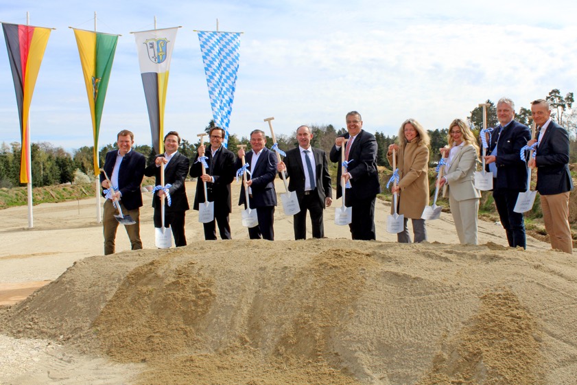 Symbolischer Spatenstich für die Erschließung des Technologieparks in Manching; von links: Bundestags-Abgeordneter Reinhard Brandl (CSU), Bundestags-Abgeordneter Christian Moser (CSU), Stefan Schraut (Indigo-Invest-Holding), der Pfaffenhofener Landrat Albert Gürtner (FW), der bayerische Wirtschafts-Minister Hubert Aiwanger (FW), der Manchinger Bürgermeister Herbert Nerb (FW), Sonja Schubert (Leitende technische Regierungs-Direktorin, WTD 61), Martina Gross (Dritte Bürgermeisterin von Manching, FW), der Landtags-Abgeordnete Roland Weigert (FW) und der Landtags-Abgeordnete Karl Straub (CSU). Foto: Markt Manching