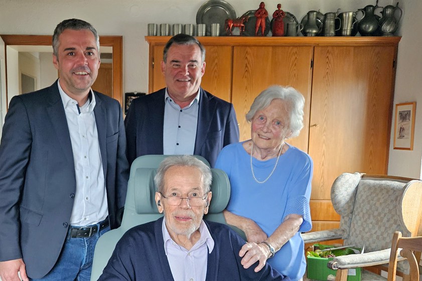 Zum 65. Hochzeitstag freute sich das Ehepaar Hobmeier über die Glückwünsche von Bürgermeister Thomas Herker (hinten, links) und Landrat Albert Gürtner (hinten, rechts). Foto: Stadt Pfaffenhofen