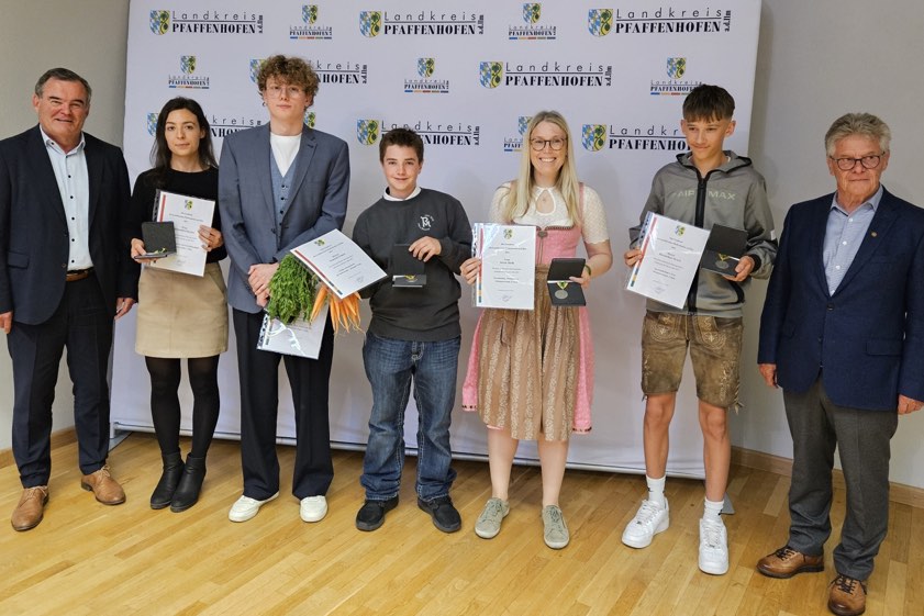 Landrat Albert Gürtner (links) und Florian Weiß (rechts), der Vorsitzende der Sport-Kommission des Landkreises, mit Sportlern, die für die Teilnahme an einer Welt- oder Europameisterschaft geehrt wurden: Alexandra Drexler (von links), Moritz Bockes, Emanuel Gebert, Nicole Diehl und Maximilian Strauß. Fotos: Spratter