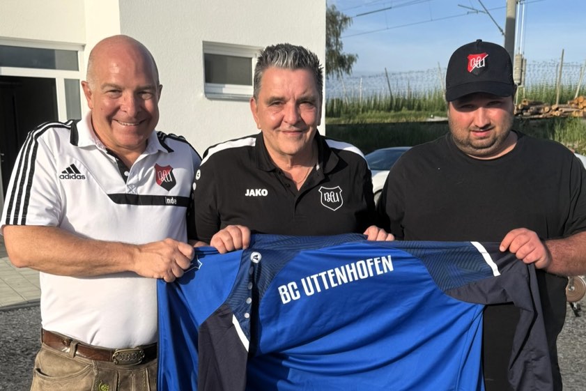 Ein Unikat für ein Unikat: Markus Ertl (Mitte) erhielt zum Abschied aus den Händen von BCU-Spielleiter Sascha Seitz (rechts) und Ehrenvorsitzendem Wolfgang Inderwies (links) eine blaue BCU-Jacke. Der eingefleischte 1860-Fan hatte stets mit dem Rot in den BCU-Vereinsfarben gehadert. Foto: oh