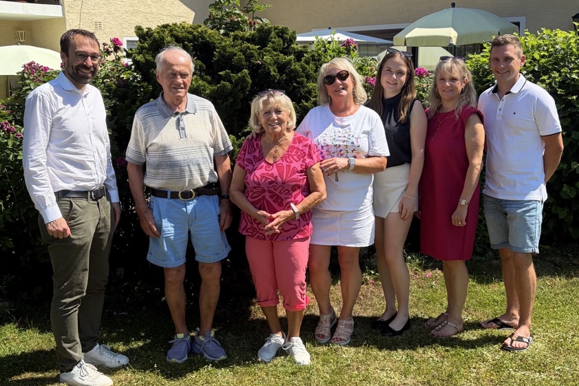 Bürgermeister Johannes Baumeister (von links), Jubilar Erich Mittelstaedt, Ehefrau Heidi, Tochter Carmen, Enkelin Lisa, Tochter Elke und Enkel Sebastian. Foto: Schwenke
