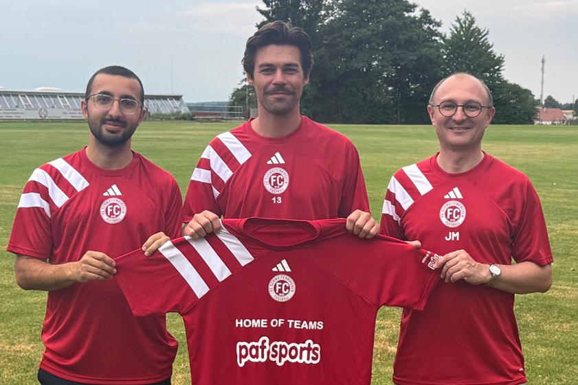 Marco Baccoli (links) übernimmt als Trainer die Erste Fußball-Mannschaft des FC Schweitenkirchen. Zusammen mit Abteilungs-Leiter Jürgen Meier (rechts) begrüßt er hier den neuen spielenden Co-Trainer Johannes Kriegler. Foto: Alexander Kaindl