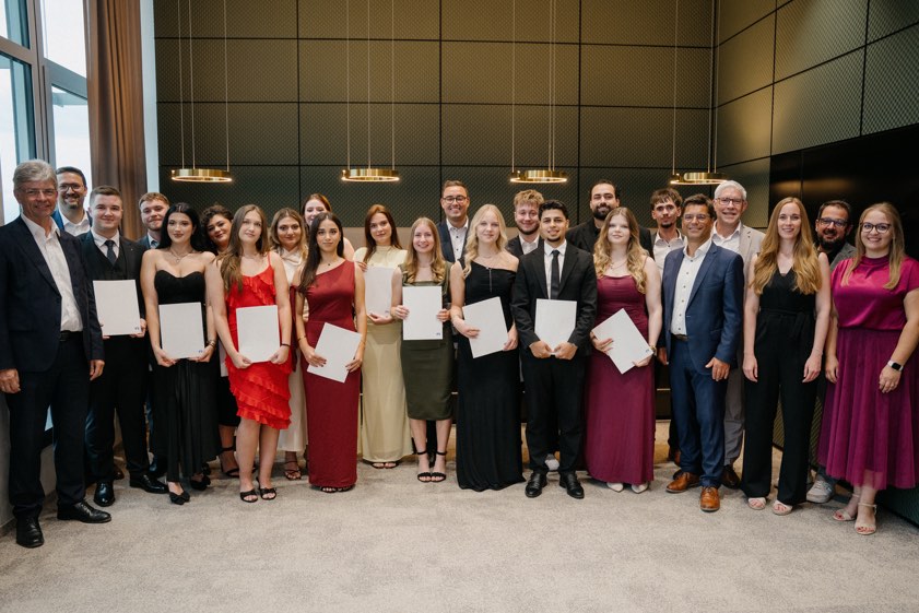 Ein besonderer Moment: Die Nachwuchskräfte der Volksbank-Raiffeisenbank Bayern-Mitte feierten gemeinsam mit ihren Ausbildern, Vertretern des Betriebsrats und Vorstands-Mitgliedern den Abschluss ihrer Ausbildung. Foto: Robert Larsen