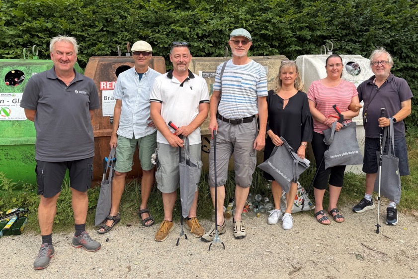 AWP-Chefin Elke Müller Dritte von links und Stefan Maier von den Stadtwerken aus Pfaffenhofen (links) mit der neuen Container-Patin und den neuen Container-Paten. Ein Container-Pate konnte laut Landratsamt nicht zum Foto-Termin erscheinen. Foto: Beck