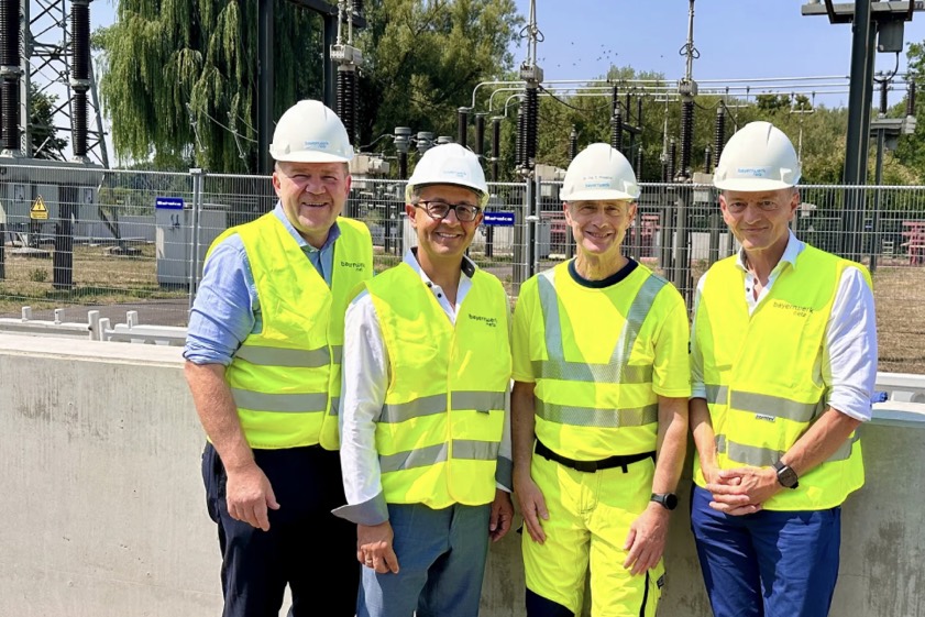 Zum Schutz vor Hochwasser errichtete die Bayernwerk-Netz-GmbH eine Mauer um das Umspannwerk in Reichertshofen. Beim Baustellen-Besuch: Landrats-Stellvertreter Andreas Aichele (von links), der örtliche Bürgermeister Michael Franken, Bayernwerk-Vorstands-Chef Egon Leo Westphal und der Landtags-Abgeordnete Karl Straub. Fotos: Raths, Bayernwerk, Archiv, oh