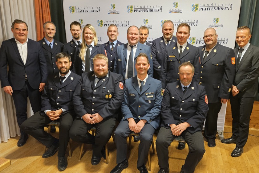 Für 25 Jahre im aktiven Dienst geehrte Feuerwehrler und THWler mit Landrat Albert Gürtner (stehend, links), dem Landtags-Abgeordneten Karl Straub (stehend, rechts), Kreisbrandrat Christian Nitschke (stehend, Zweiter von rechts) und Kreisbrandinspektor Benedikt Stuber (stehend, Dritter von rechts). Fotos: Appel