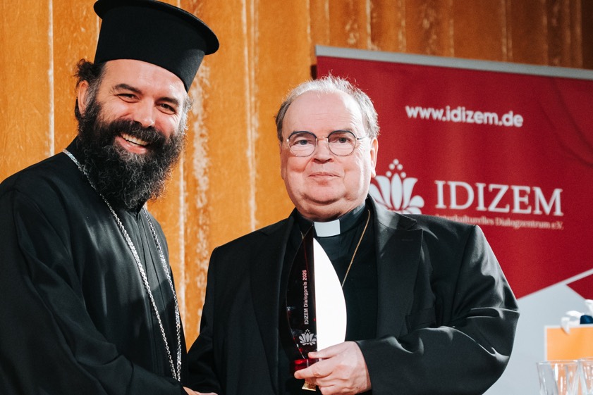 Der Vorsitzende der Arbeits-Gemeinschaft christlicher Kirchen in Bayern, Archimandrit Georgios Siomos (links), hielt die Laudatio auf Bischof Bertram Meier. Foto: Idizem